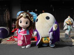 加茂船屋雛まつりでのまゆまろといずみ姫