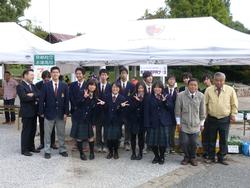 京都サンガ試合会場での木津高校の生徒の集合写真