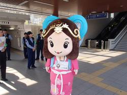 木津駅前で犯罪や非行防止の呼びかけをするいずみ姫の写真