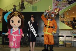 消防フェアでのなっぴぃと一日消防長といづみ姫の写真