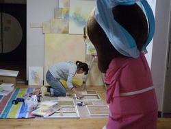 旧当尾小学校にて木津川アートの作家さんといづみ姫の写真