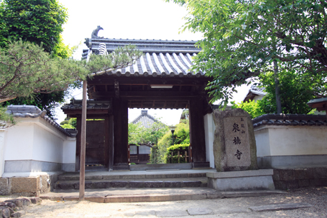 泉橋寺の山門