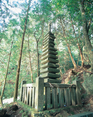 十三重石塔の写真