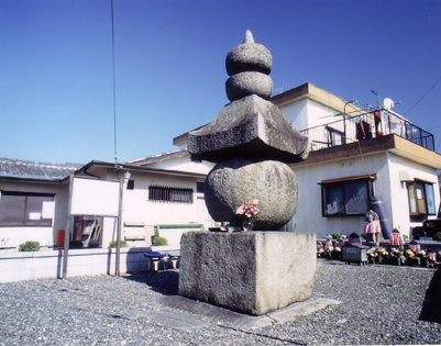 花崗岩製の五輪塔の写真