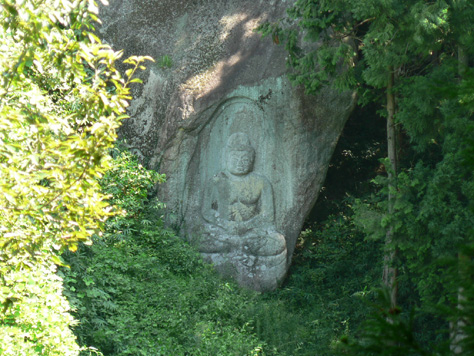 如来型の摩崖仏の写真