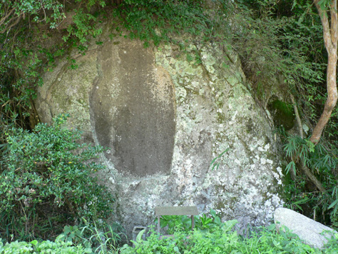 線刻の弥勒磨崖仏の写真