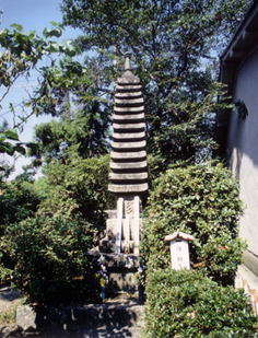 安福寺の十三重塔の写真