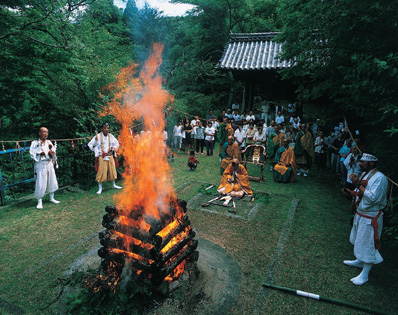 神童寺の護摩たきの様子