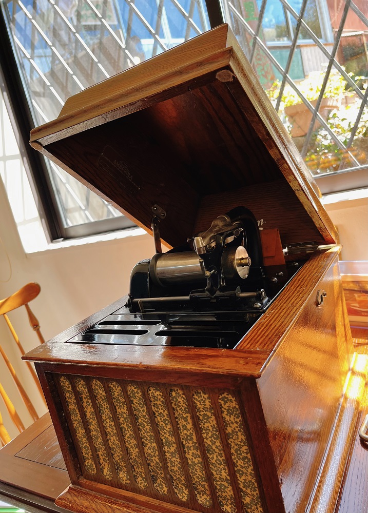 エジソン社の蓄音機の写真