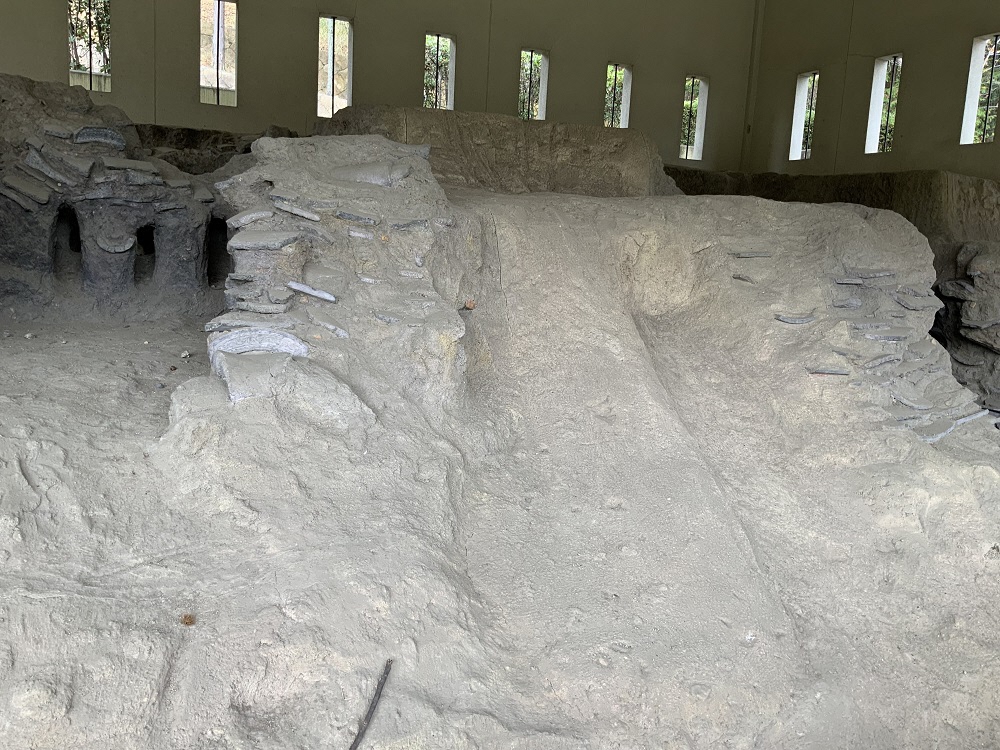 窯跡のレプリカの写真