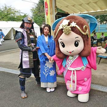 「乙訓戦国つつじ」の二人と写真を撮りました