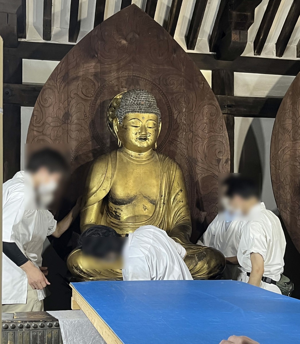 阿弥陀如来坐像を設置している写真