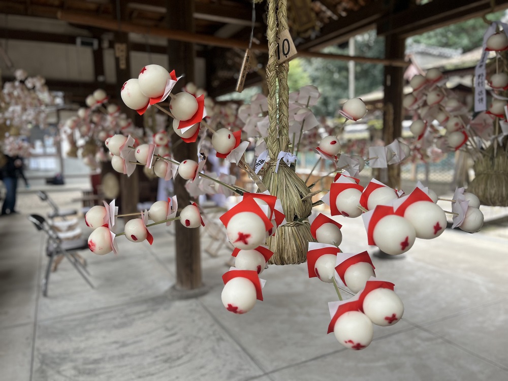 本殿に飾られた餅花