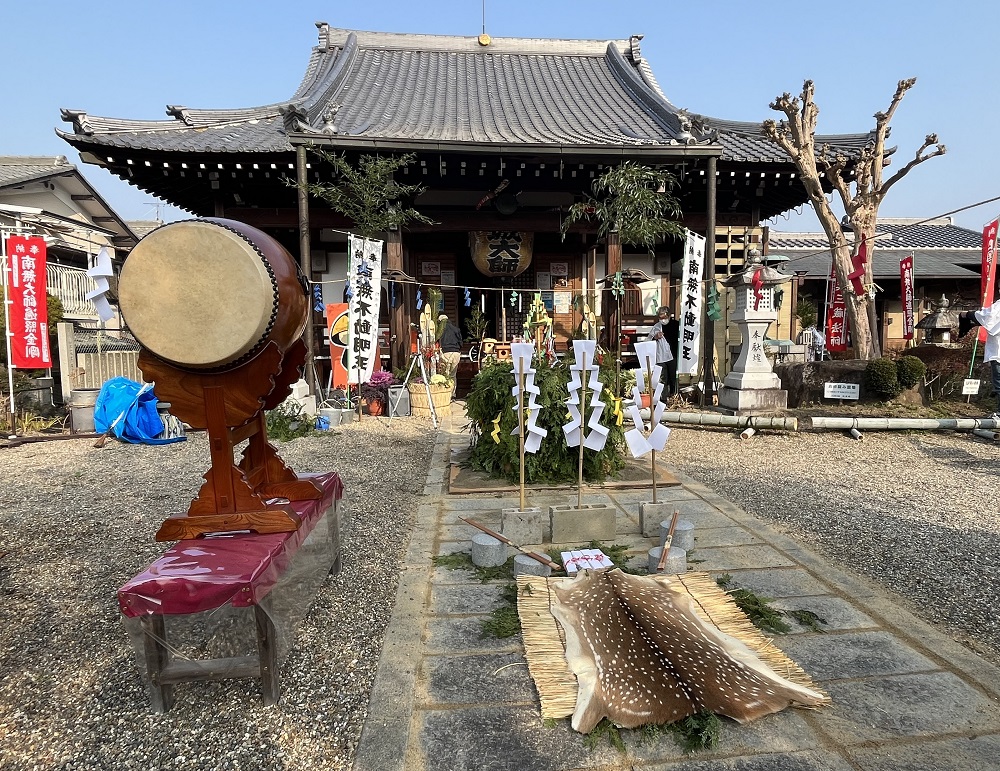 和泉寺の「炎祭り」の様子