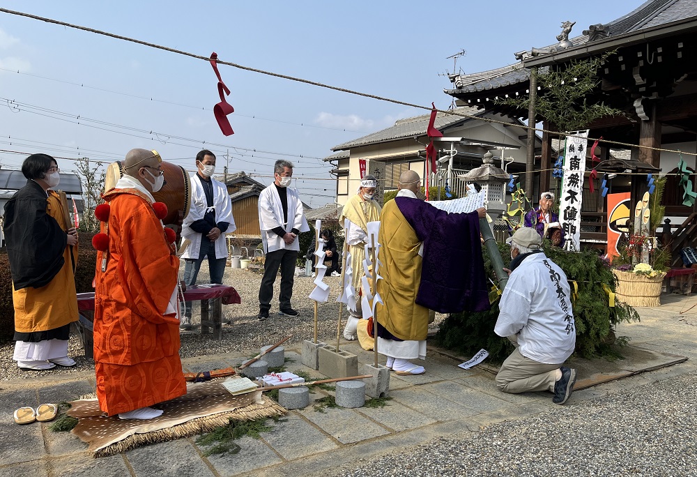 柴燈護摩の前に行われる神事の様子