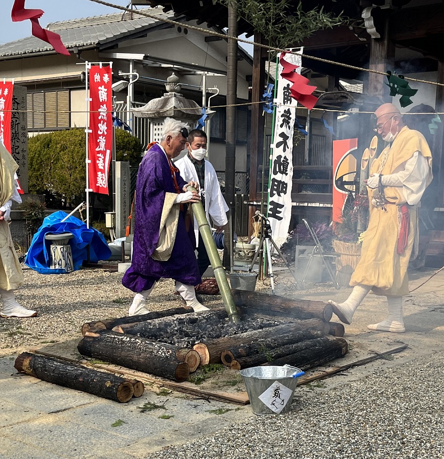 火渡りの準備をする様子