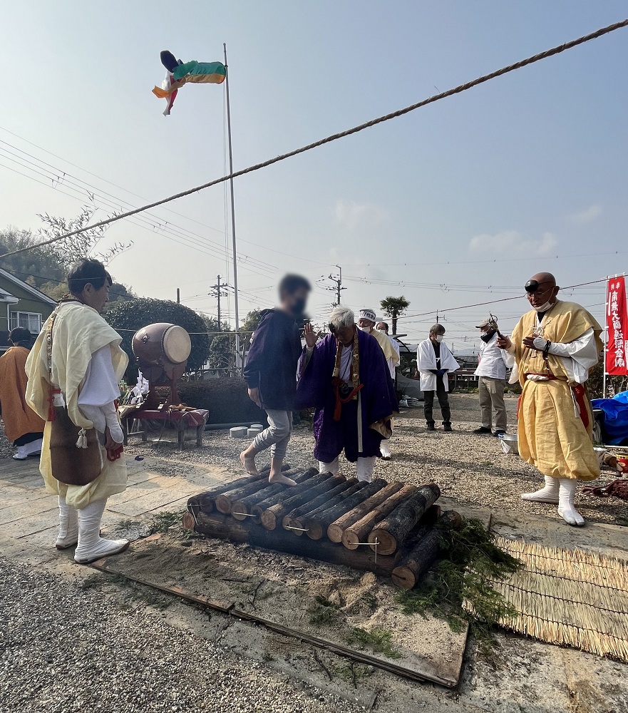 参拝に来られた方が火渡りをされる写真1