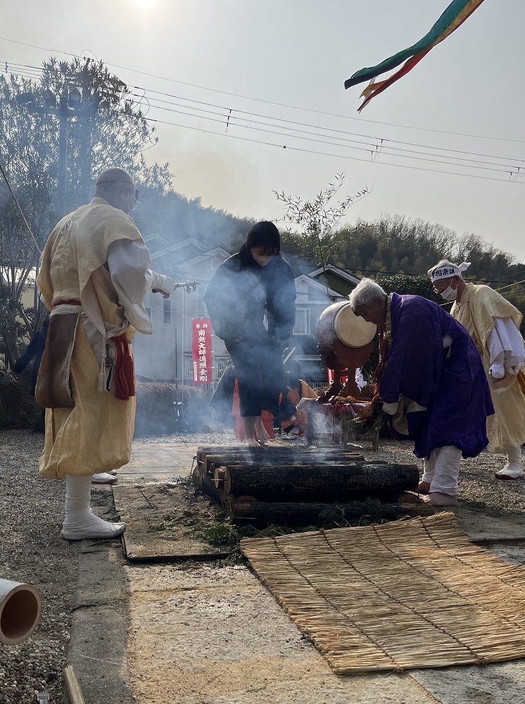 参拝に来られた方が火渡りをされる写真2
