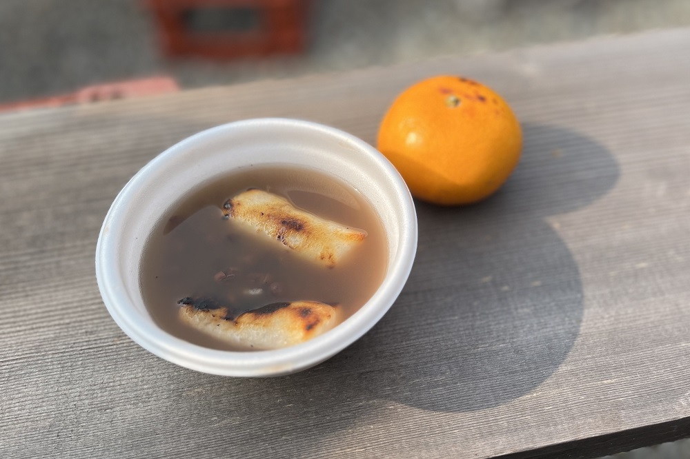 火渡りの後に振る舞われるぜんざいと焼きみかん
