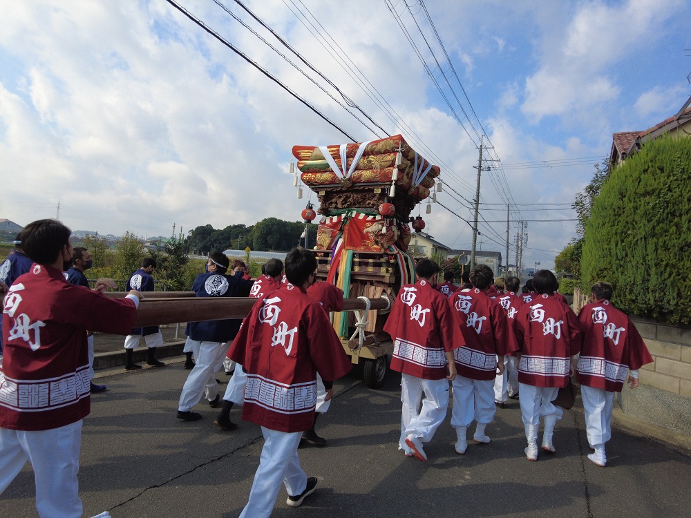 掛け声を出しながら御輿を担いでいる様子