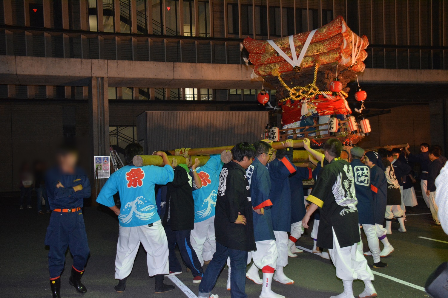 御輿のライトアップイベントの様子