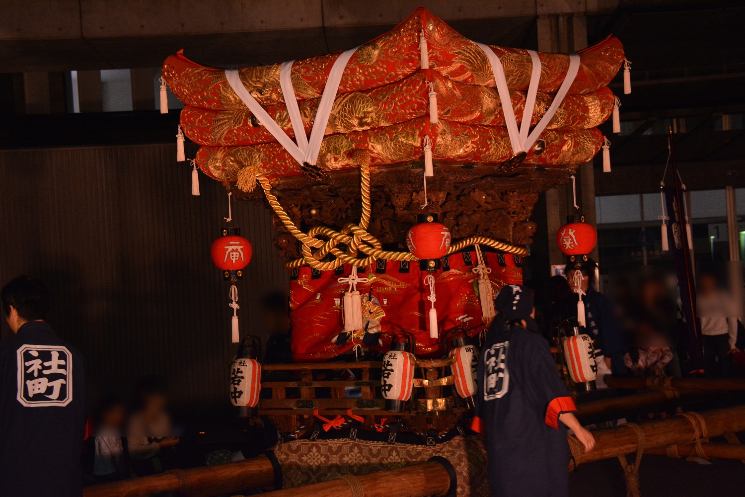 ライトアップされた御輿の写真