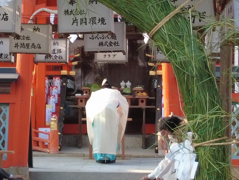 祝詞を奏上する宮司さん