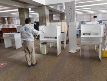 記載台にコーティング施工している様子