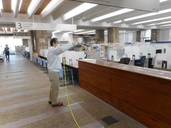 窓口カウンターにコーティング施工している様子