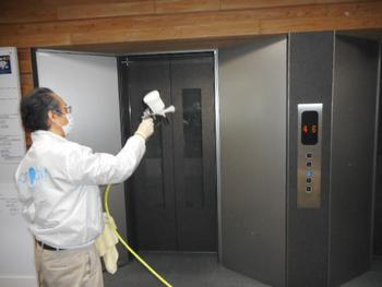 エレベーターにコーティング施工している様子