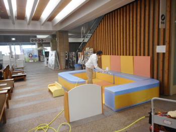 キッズスペースにコーティング施工している様子