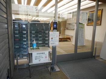 本庁舎西出入口の風除室の写真