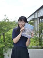 現場突撃型ローカルマガジン「ながものがたり」第1号を紹介している写真