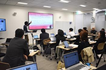 研究員の中間発表の様子