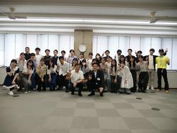 グループのメンバーの集合写真