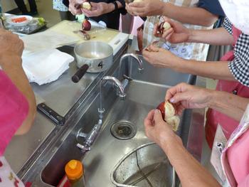 ゼリー用にイチジクの剥いている写真