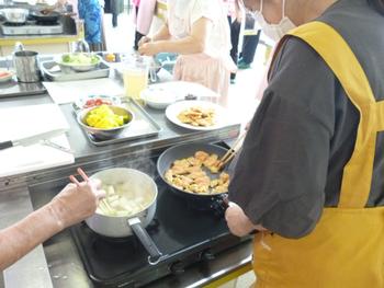 左の鍋で冬瓜を右のフライパンで鶏肉を調理している写真