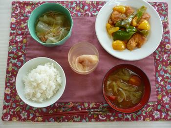 完成した料理をお盆に並べた写真