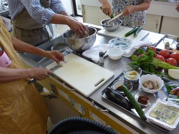 参加者で分担して調理している写真