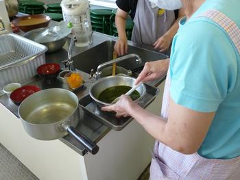 抹茶ゼリーを作っている写真