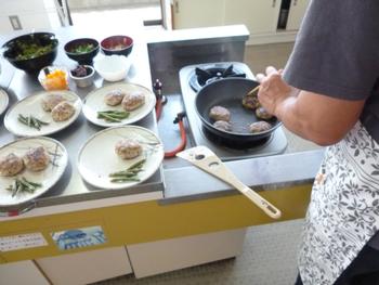 フライパンでハンバーグを焼いている写真