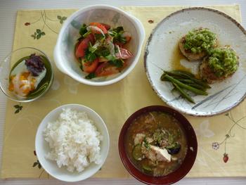 完成した料理をランチョンマットに並べた写真