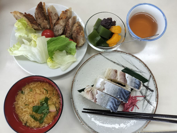 盛り付けた料理の写真（さばの棒寿司、ヘルシーソーセージ、山芋のかきたま汁、抹茶ゼリー）