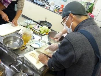 参加者が「ヘルシーソーセージ」を作っている写真