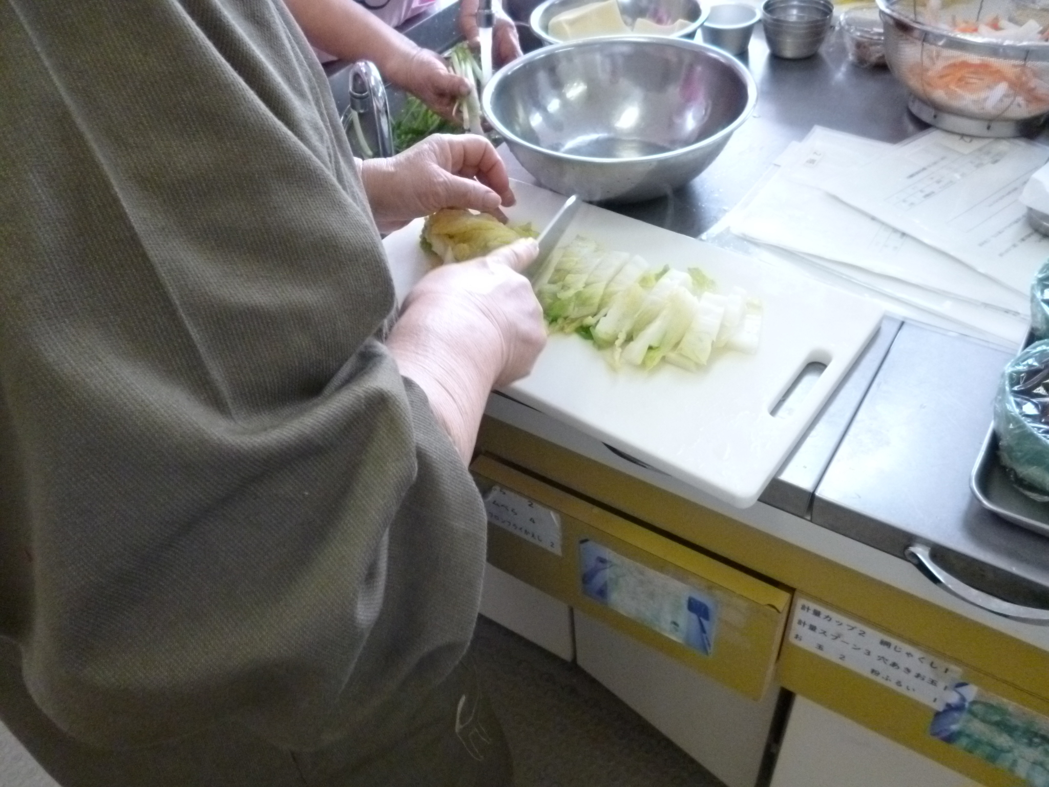 参加者が白菜を切っている写真