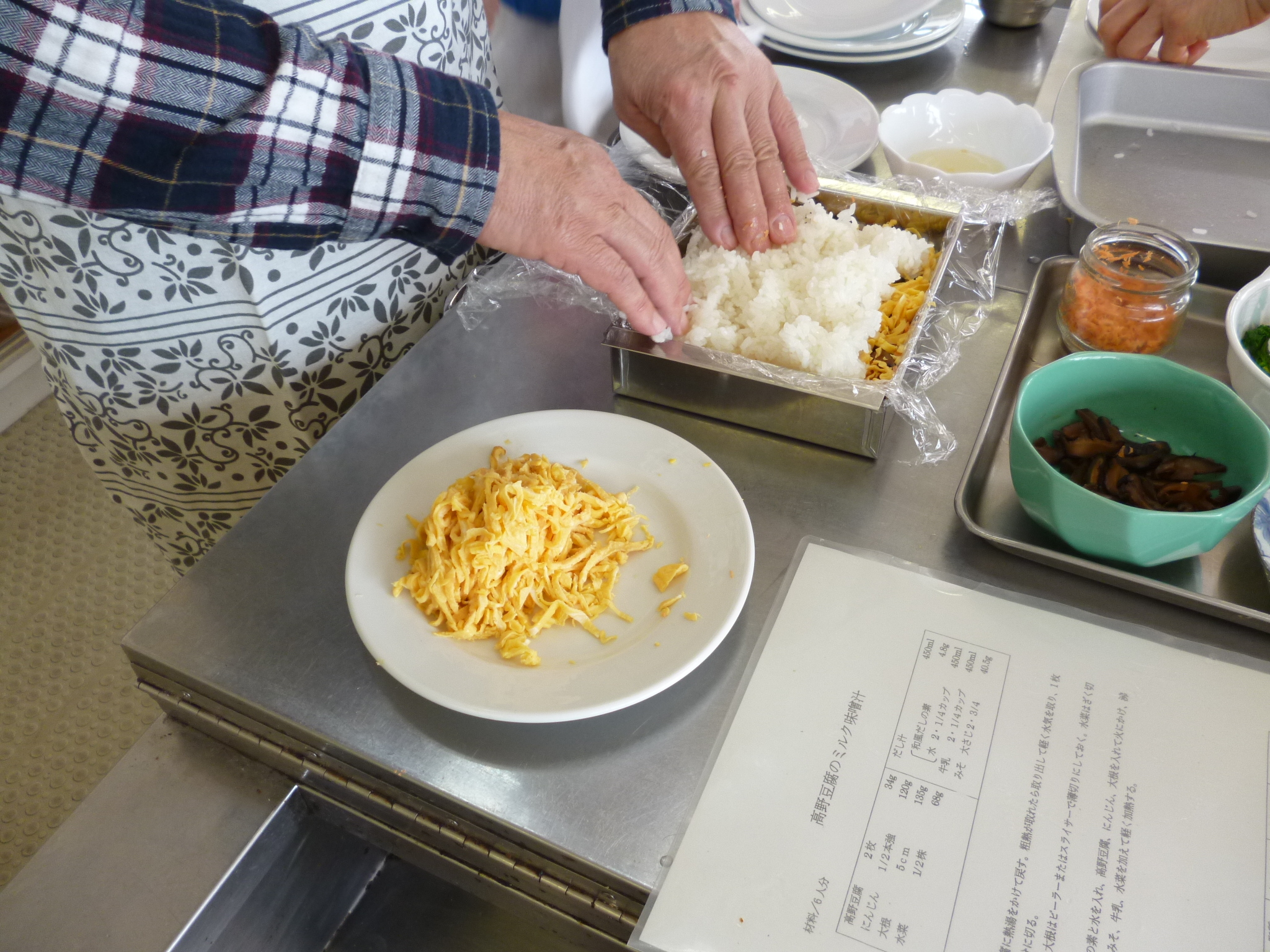 参加者が花菜の押しずしを作っている様子