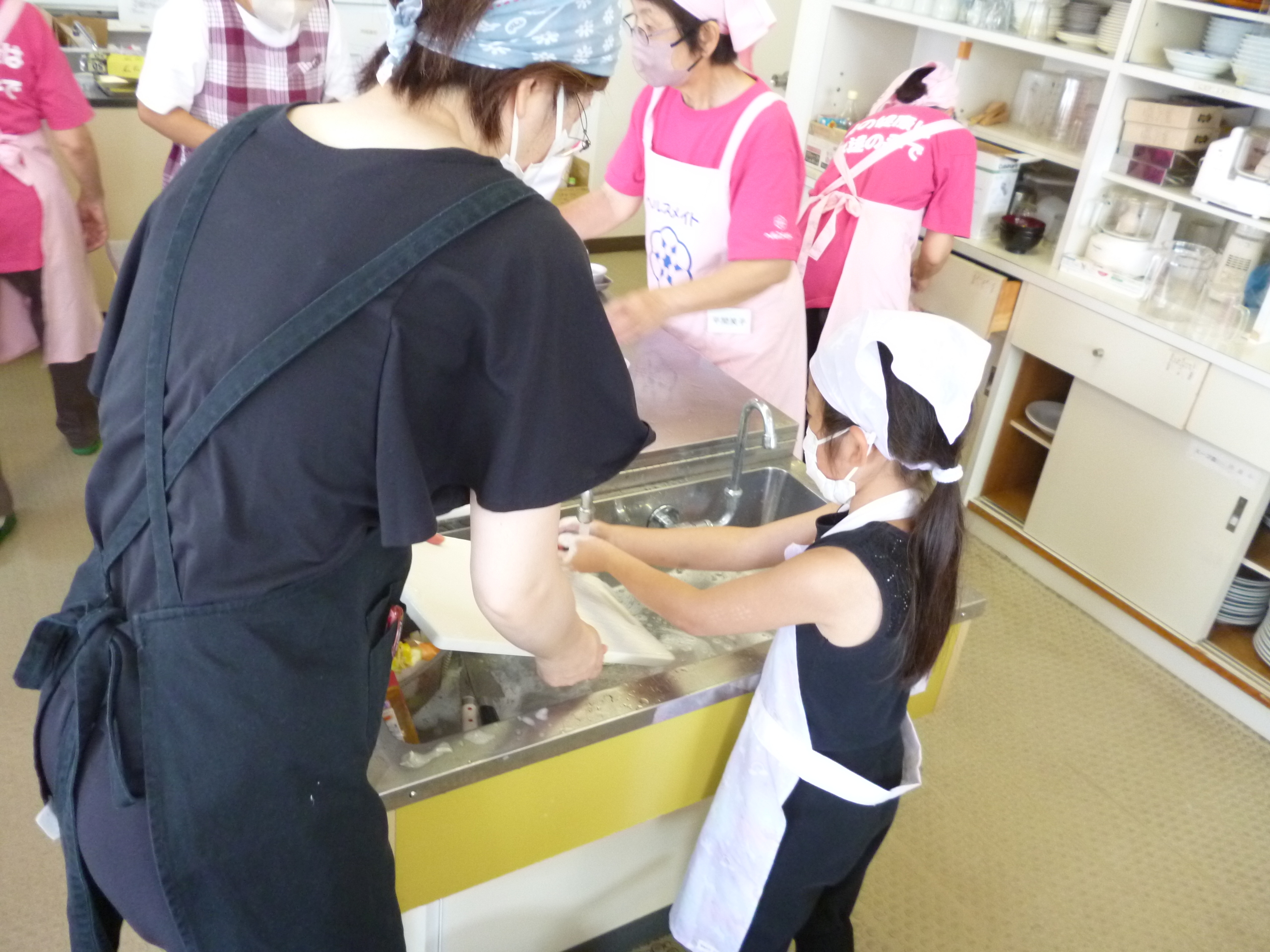 親子で食器洗いをする様子