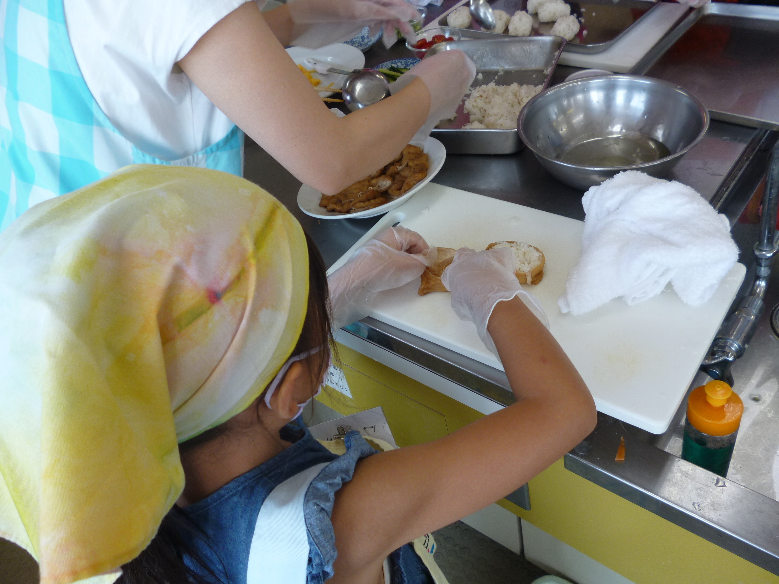 おあげに味付けした米を詰めている様子