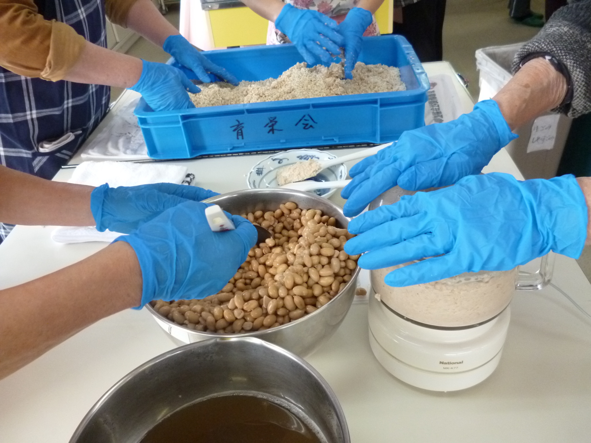 米こうじと塩を混ぜている様子と、煮豆をフードプロセッサーですりつぶしている様子