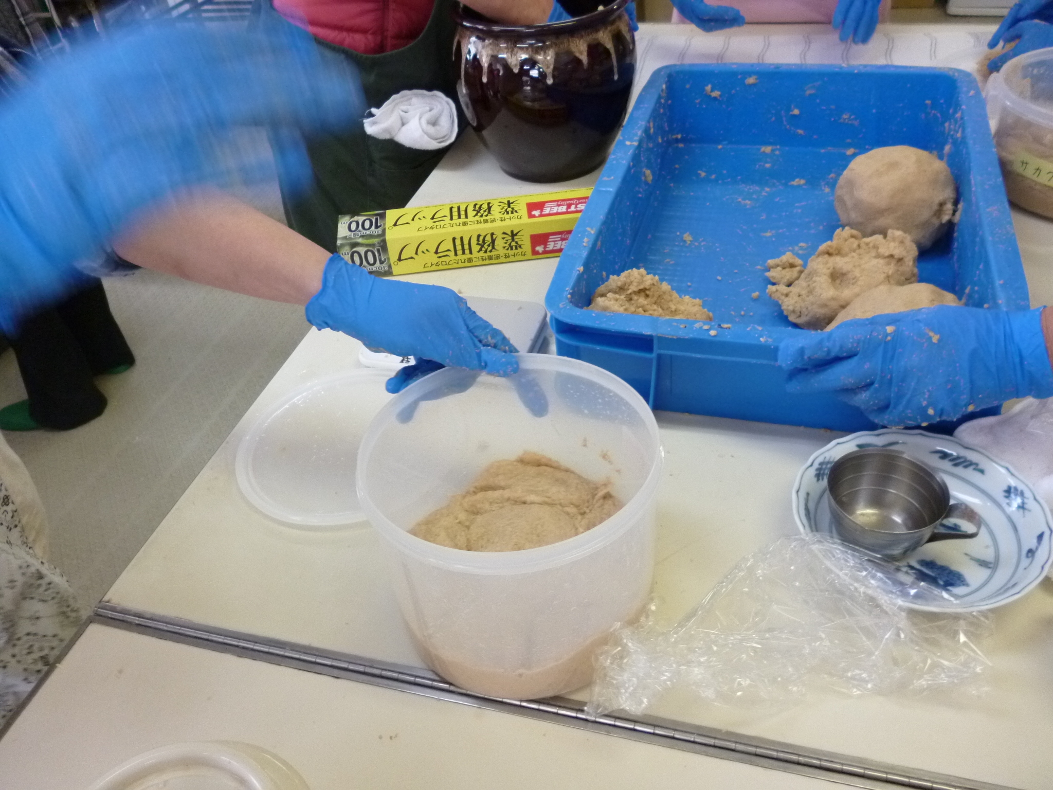 おあげに味付けした米を詰めている様子